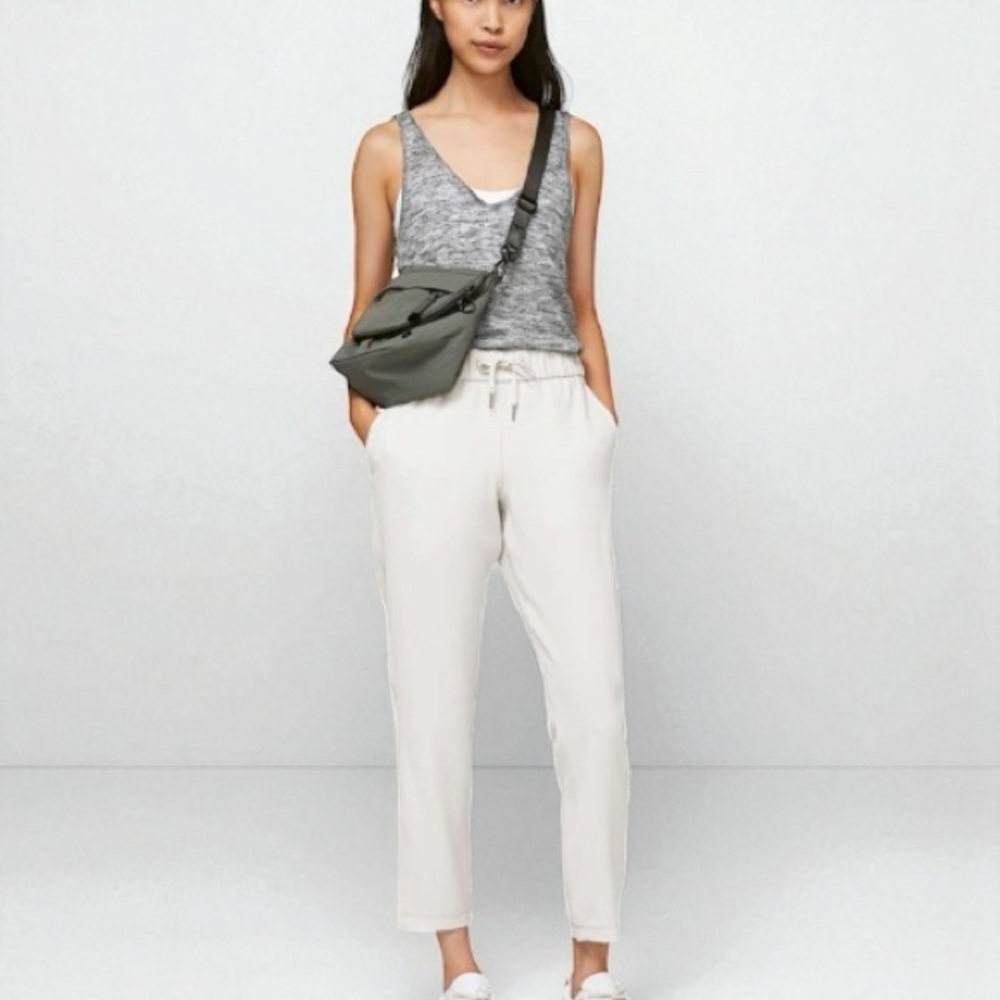 LULULEMON On the Fly 7/8 Pant *Woven in 
Silverstone (8)